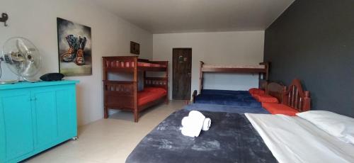 阿麥察山谷的住宿－ENCUENTRO LA ÑATA，一间卧室配有一张床和两张双层床。