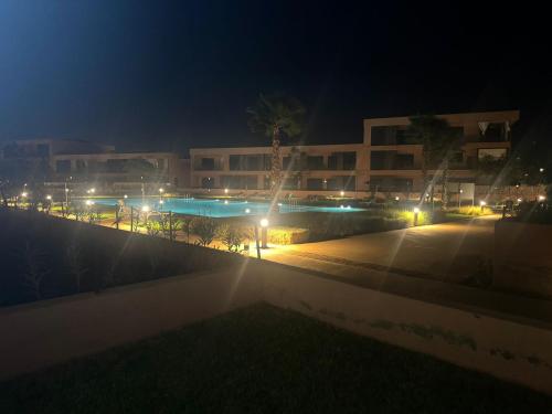 - Vistas al edificio por la noche con luces en Appartement sublime piscine Marrakech, en Marrakech