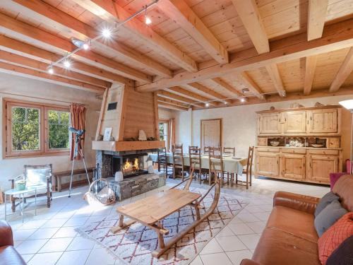 un salon avec une table et une cheminée dans l'établissement Chalet de charme à Chamonix, 6 chambres, jardin, parking, wifi - FR-1-343-226, à Chamonix-Mont-Blanc