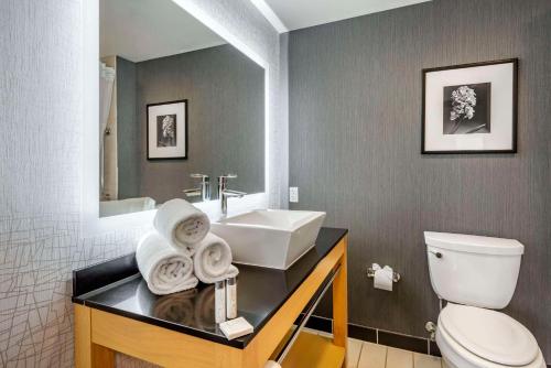 Kamar mandi di Cambria Hotel Minneapolis Maple Grove