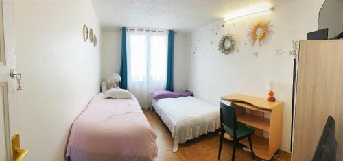 Postel nebo postele na pokoji v ubytování Big apartment 10 minuits from Notre Dame de Paris