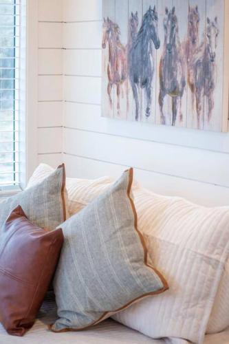Cama o camas de una habitación en New The Wild West Cozy Container Home
