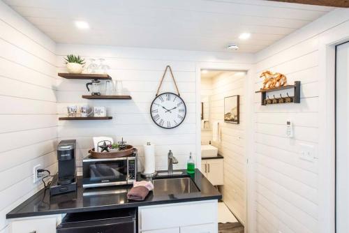 Una cocina o zona de cocina en New The Wild West Cozy Container Home