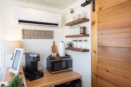 Kuchyň nebo kuchyňský kout v ubytování New The Cowboy Boots-Shipping Container Home