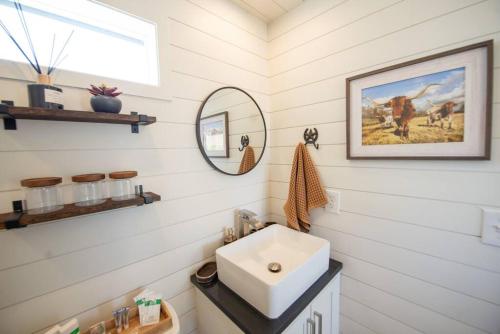 bagno con lavandino e specchio di New The Cowboy Boots-Shipping Container Home ad Alpine