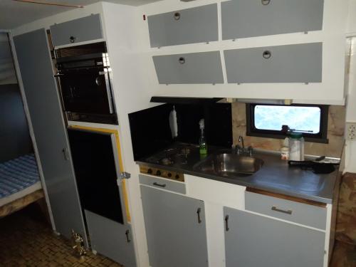 Кухня или мини-кухня в Winter caravan
