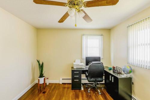 羅倫斯的住宿－P Stays，办公室设有书桌和吊扇
