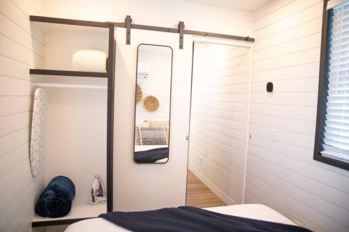 Postel nebo postele na pokoji v ubytování New Endless Sunsets-Container Home