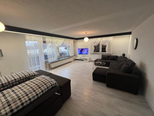 ein Wohnzimmer mit einem Sofa und einem Bett in der Unterkunft Meli-Vellmar in Vellmar