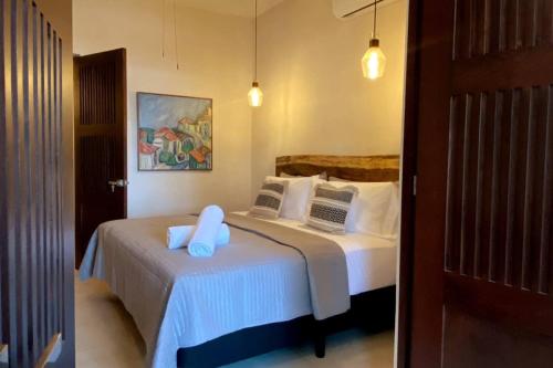 a bedroom with a bed with a towel on it at Casa María Dolores, Barrio San Sebastián in Mérida