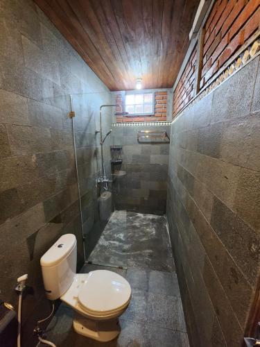A bathroom at Jineng Guest house by the swand
