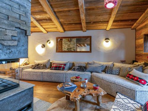 Appartement de Prestige avec Cheminée au Centre de Val-d'Isère, à Proximité des Pistes et Commerces - FR-1-694-205