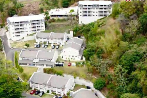 una vista aérea de un campus con edificios blancos en Viewscape Condo 3bedrooms, en Puerto España