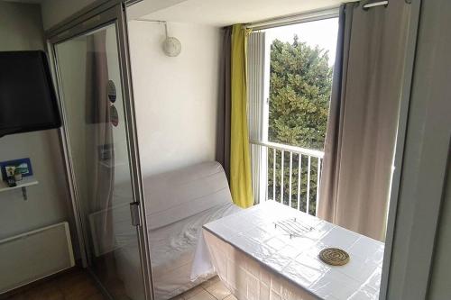 um pequeno quarto com um chuveiro e uma janela em Piscine - mer 5 minutes à pied - sans draps em Argelès-sur-Mer
