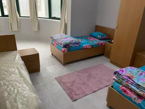 una camera con due letti e scatole sul pavimento di Bedspce Available Sharjah a Sharjah