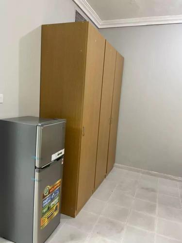 Camera con frigorifero e 2 armadietti. di Bedspce Available Sharjah a Sharjah