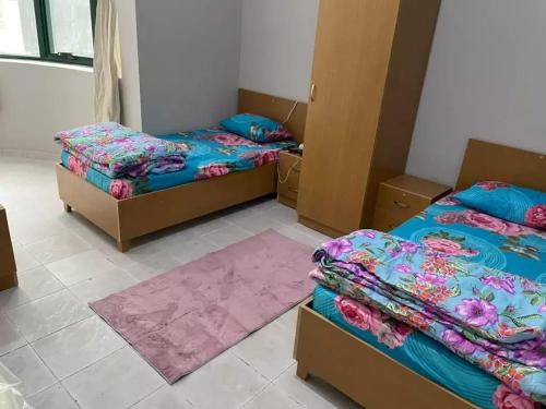 2 posti letto in una stanza con scatole sul pavimento di Bedspce Available Sharjah a Sharjah