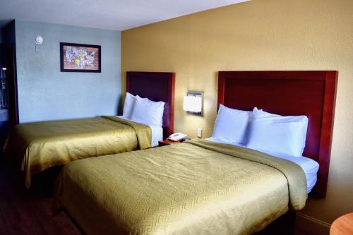 una camera d'albergo con due letti e un telefono di Econo Lodge a Sanford