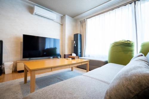 Una televisión o centro de entretenimiento en Apartment Goto アパートメント五島