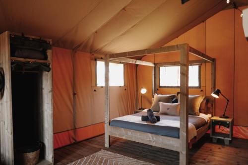 ein Schlafzimmer mit einem Himmelbett in einem Zelt in der Unterkunft Port Fairy Holiday Park in Port Fairy