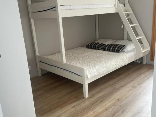 ein weißes Etagenbett mit einer Leiter in einem Zimmer in der Unterkunft Appartement de charme 4 pièces, 8 pers, balcon, proche pistes et centre, Vallandry - FR-1-411-875 in Landry