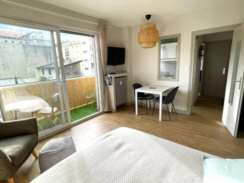 Studio lumineux avec balcon et ascenseur au cœur d'Aix-les-Bains - Idéal 1-2 personnes - FR-1-555-84