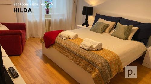 a bedroom with a bed with two towels on it at Hilda: Tranquillo appartamento in centro in Zurich