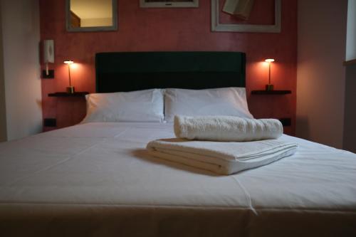 a bed with two towels sitting on top of it at BELLEVUE APARTMENTS in SantʼAgata deʼ Goti