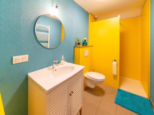 y baño con lavabo y aseo. en Magnificent accommodation for 15 people, en Trois-Ponts