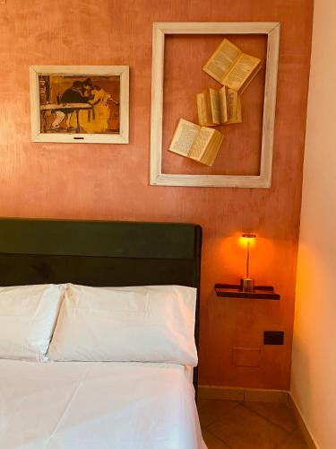 a bedroom with a bed and a picture and a lamp at BELLEVUE APARTMENTS in SantʼAgata deʼ Goti