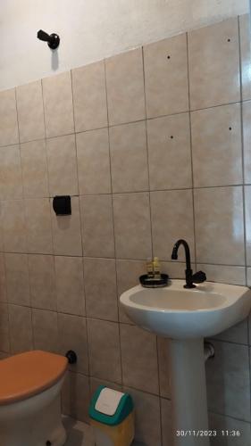 a bathroom with a sink and a toilet at Hospedagem Em Santana de Parnaíba in Santana de Parnaíba