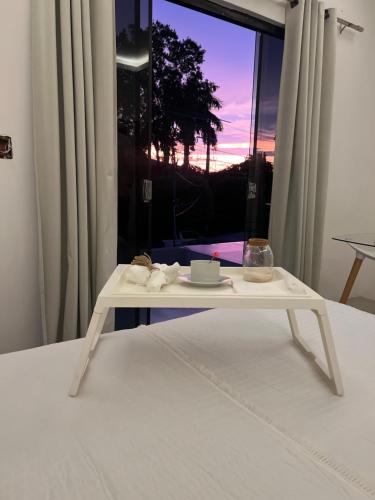 a white table in a room with a window at Habitación en suite in Fernando de la Mora