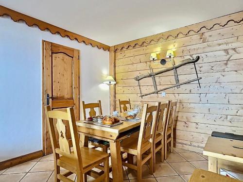 une salle à manger avec une table et des chaises en bois dans l'établissement Beau 4 pièces esprit montagne à Tignes avec balcon, WiFi et casier à ski - FR-1-411-884, à Tignes