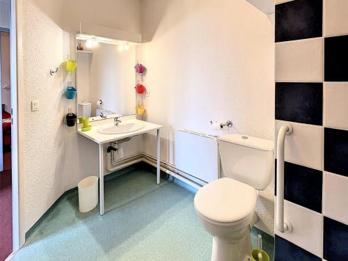 une salle de bain avec des toilettes blanches et un lavabo dans l'établissement Appart 6 pers, Adapté PMR, Ski aux pieds, Piscine - FR-1-267-273, à Villarembert