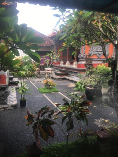een binnenplaats met potplanten voor een gebouw bij Artawa House in Ubud