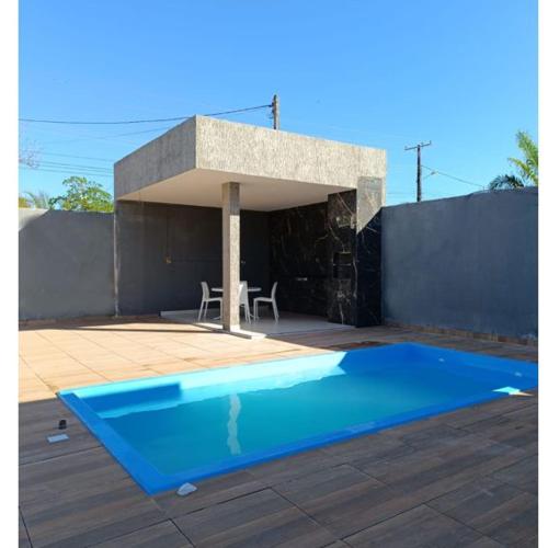 Der Swimmingpool an oder in der Nähe von Casa com piscina em Guarajuba 4quartos