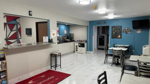 une cuisine et une salle à manger avec une table et des chaises dans l'établissement Econo Lodge Tucumcari Route 66, à Tucumcari