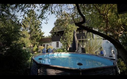 una piscina frente a una casa en Barinka, 