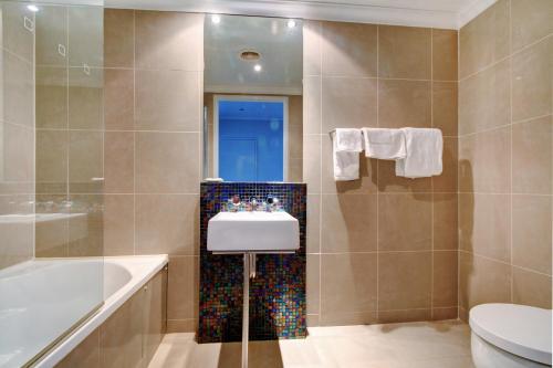 Ένα μπάνιο στο Sandcastle Apartments