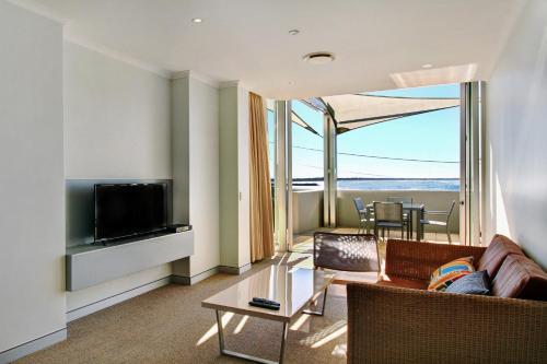 Μια τηλεόραση ή/και κέντρο ψυχαγωγίας στο Sandcastle Apartments