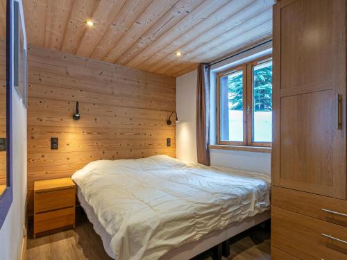 a bedroom with a bed in a room with a window at Appartement Val-d'Isère, 3 pièces, 4 personnes - FR-1-694-327 in Val-d'Isère
