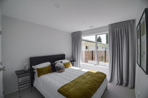 um quarto com uma cama e uma grande janela em The Gallery em Rotorua