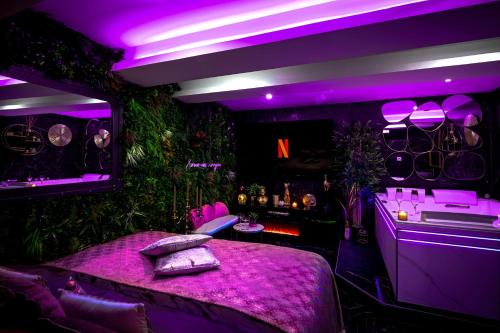 a purple room with a table and a bar at Love room “La nuit de rêve” centre historique in Perpignan