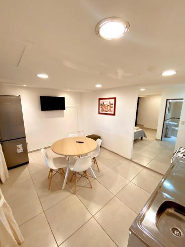 una cucina con tavolo e sedie in una stanza di Departamento Cinco Hermanos a Ushuaia