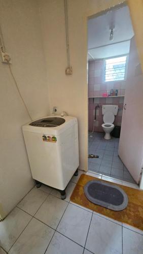 ein kleines Bad mit WC in einem Zimmer in der Unterkunft Syafeqah Homestay Kimanis Papar in Kimanis