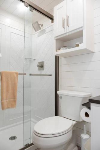 Ένα μπάνιο στο New Cowgirl Shipping Container Home