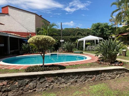 ein Pool in einem Hof neben einem Gebäude in der Unterkunft Quinta Ángeles in Cuernavaca