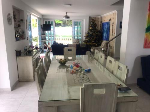 a living room with a table and a christmas tree at Quinta El Diamante in Villavicencio