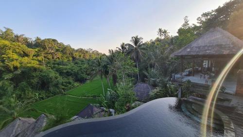 una vista aérea de una casa con piscina y jardín en Tirta Sari en Tampaksiring