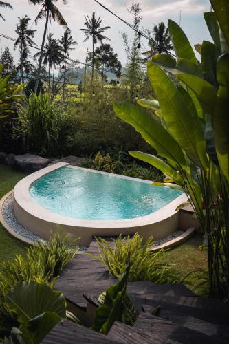 Πισίνα στο ή κοντά στο Makerti Bali~Bamboo House